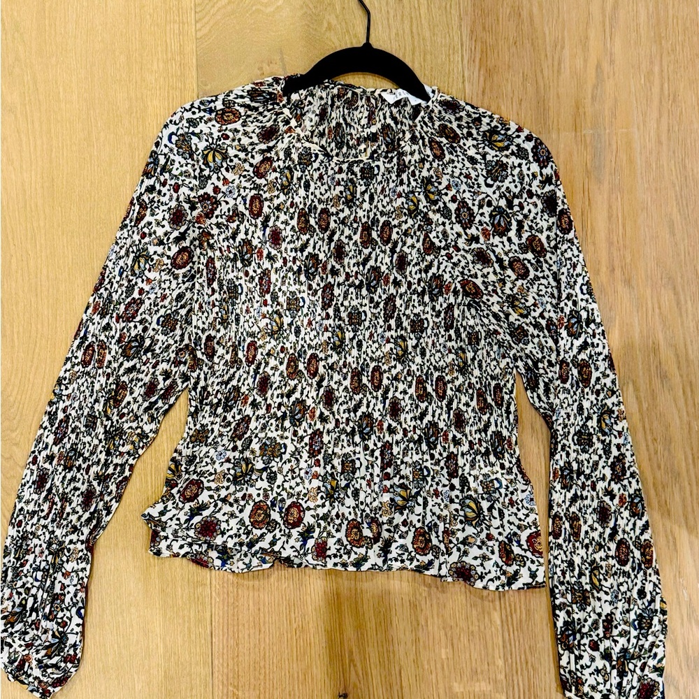 VERONICA BEARD long sleeve sleeve blouse
With ruffle bottom.